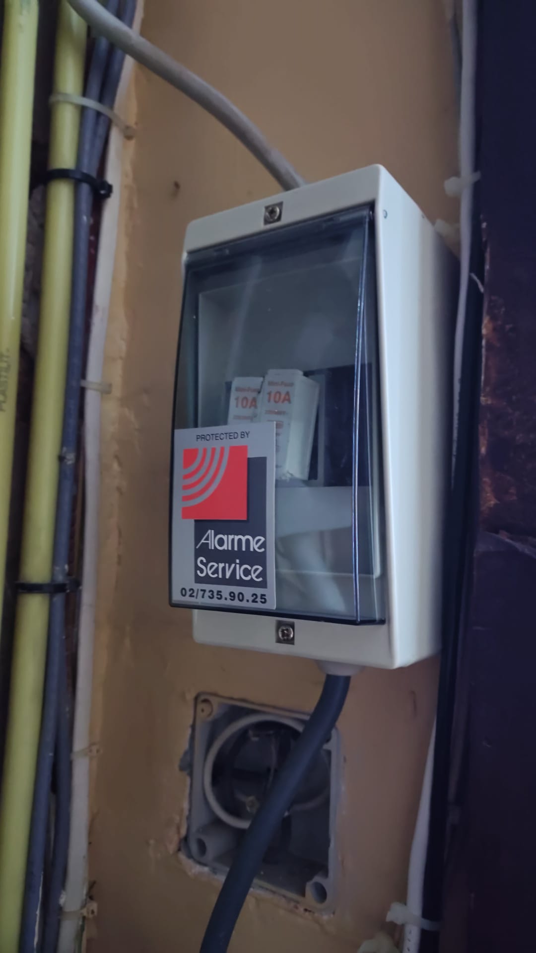 Coffret alimentation système alarme intrusion ancien avec fusibles 10A — diagnostic ELECOMM Bruxelles