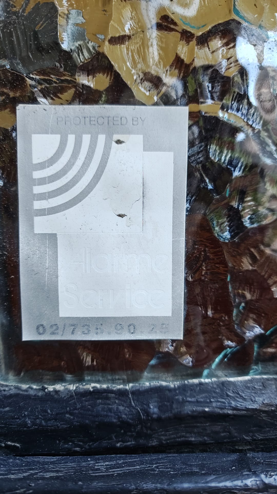 Sticker Alarme Service ancien sur vitre — société installatrice disparue