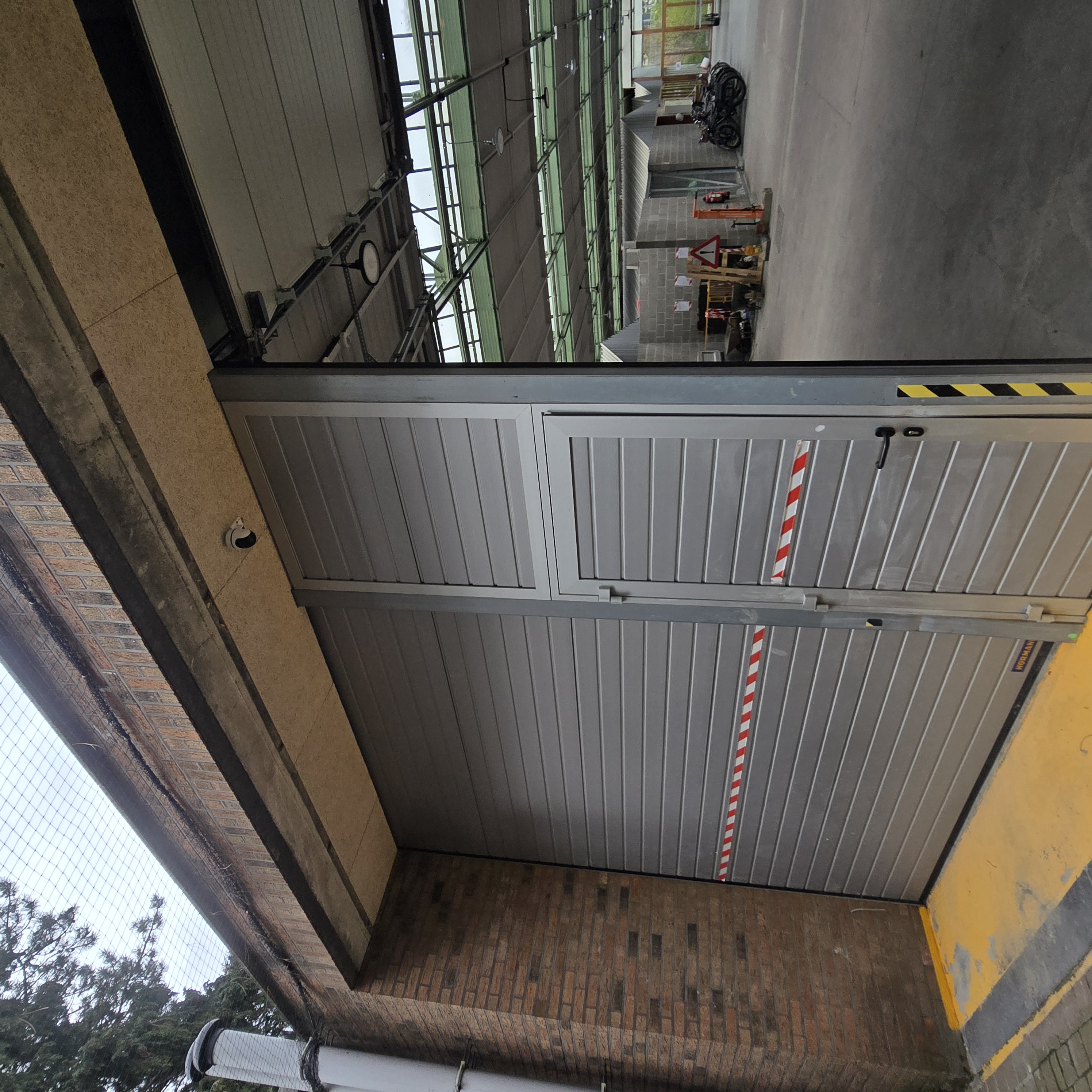 Installation caméra IP extérieure entrée ASBL — vidéosurveillance ELECOMM Belgique