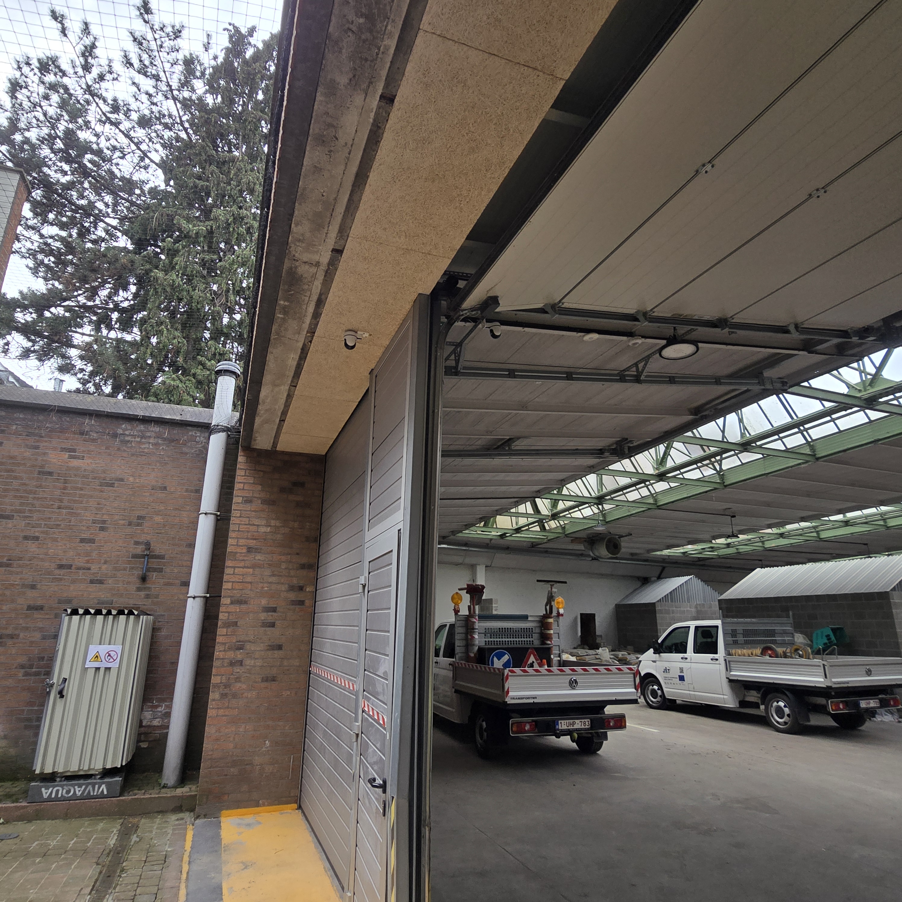 Vue ensemble site ASBL avec caméra IP installée — vidéosurveillance professionnelle ELECOMM