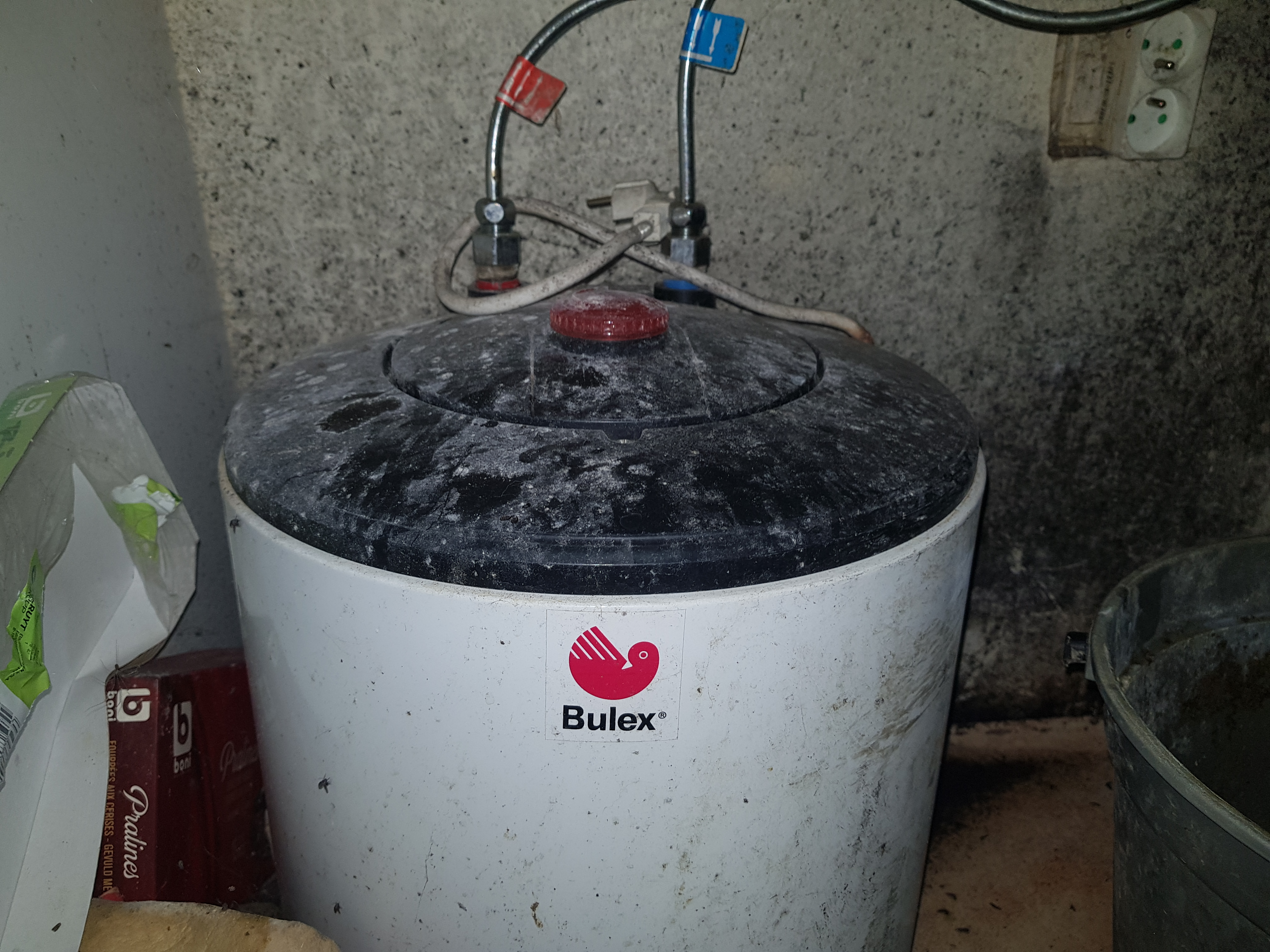 Chauffe-eau Bulex défectueux résistance grillée caché dans armoire cuisine — diagnostic ELECOMM AXA Partners