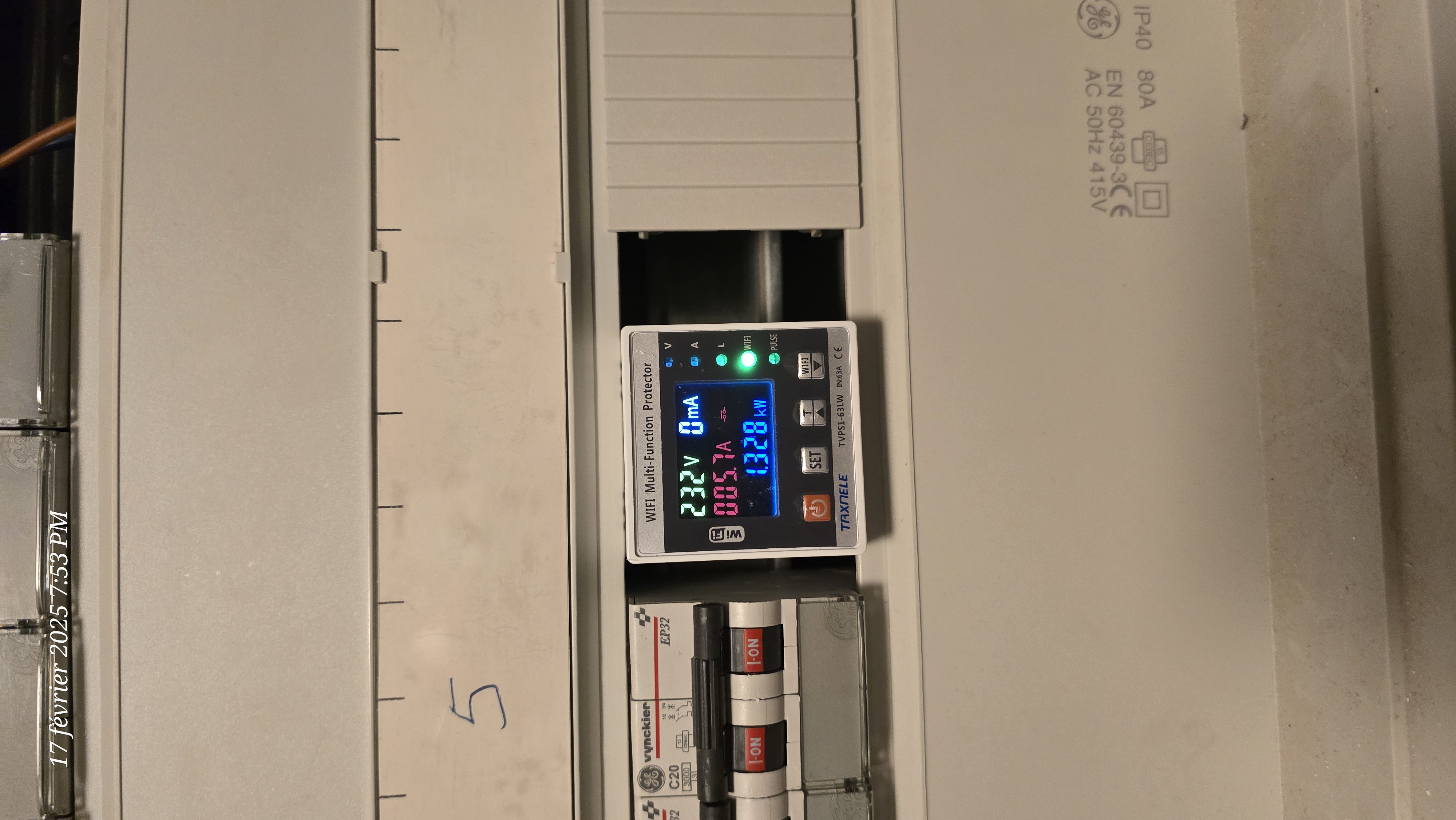 Compteur connecté WiFi Taxnele tableau électrique — consommation cafetière 1.328 kW 232V 5.7A