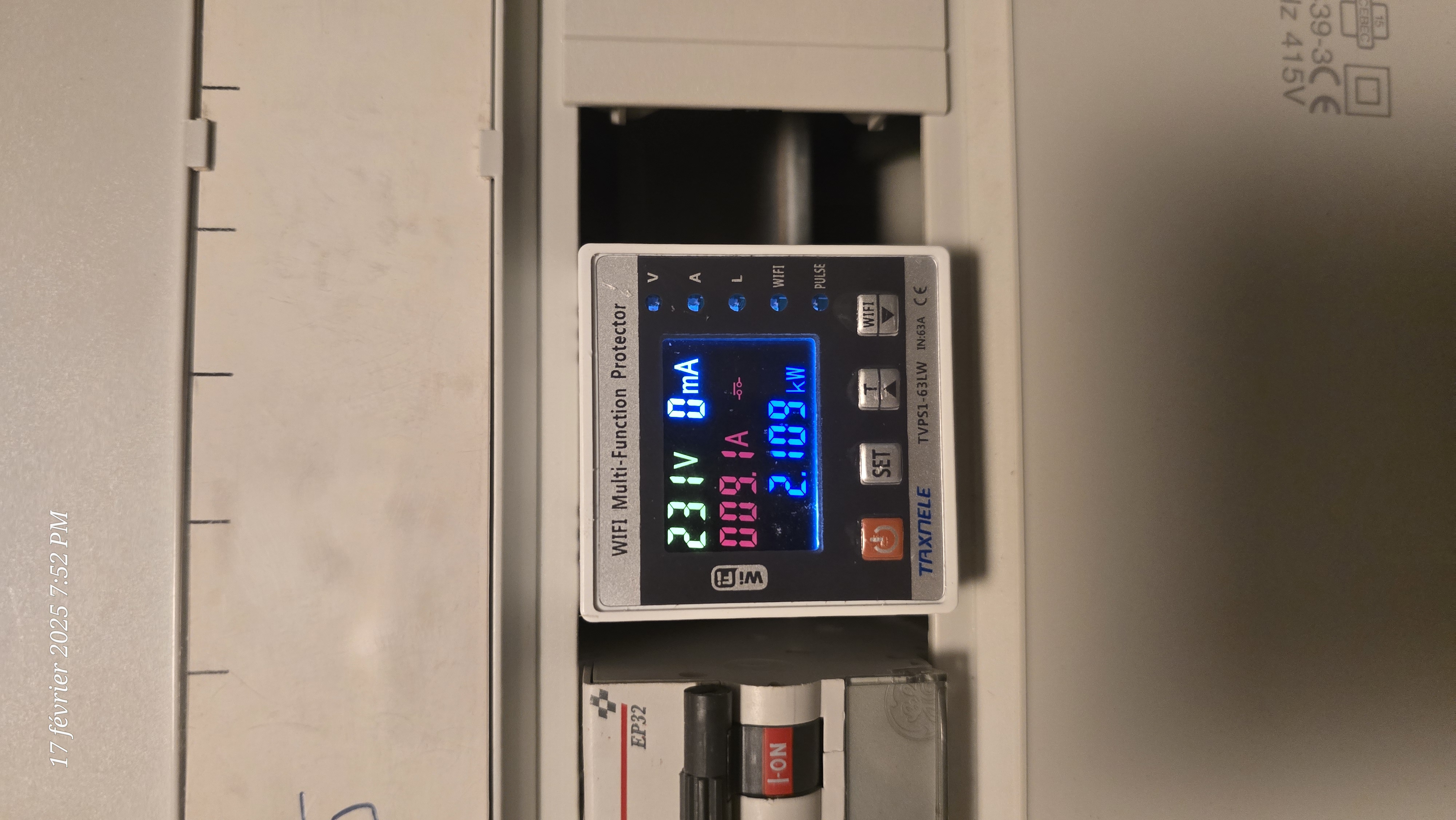 Compteur connecté WiFi Taxnele tableau électrique — consommation four 2.109 kW 231V 9.1A