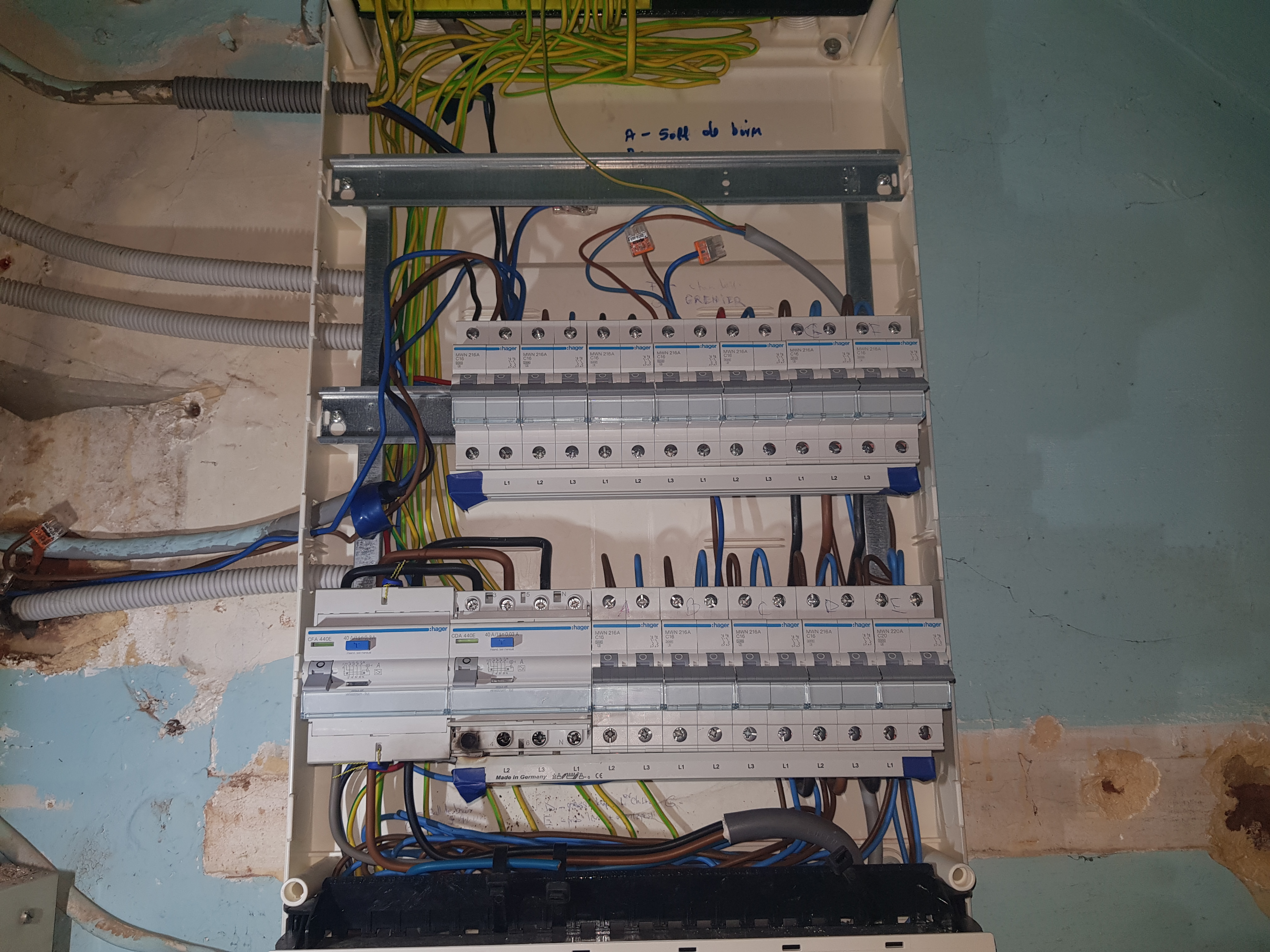 Tableau électrique avec différentiel défectueux surchauffé — intervention ELECOMM Bruxelles