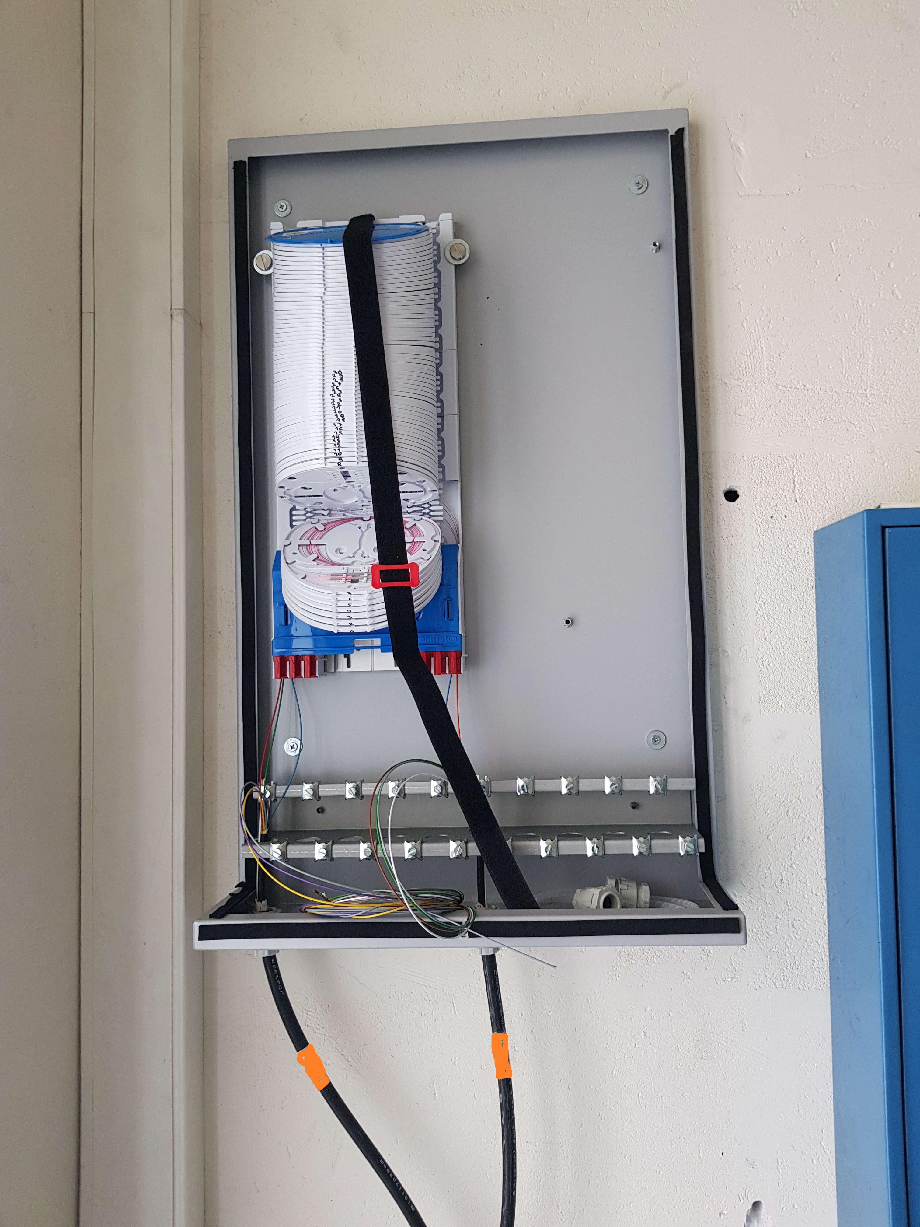 Boîtier de fusion fibre optique avec plateau d'épissures singlemode — infrastructure ferroviaire ELECOMM Belgique