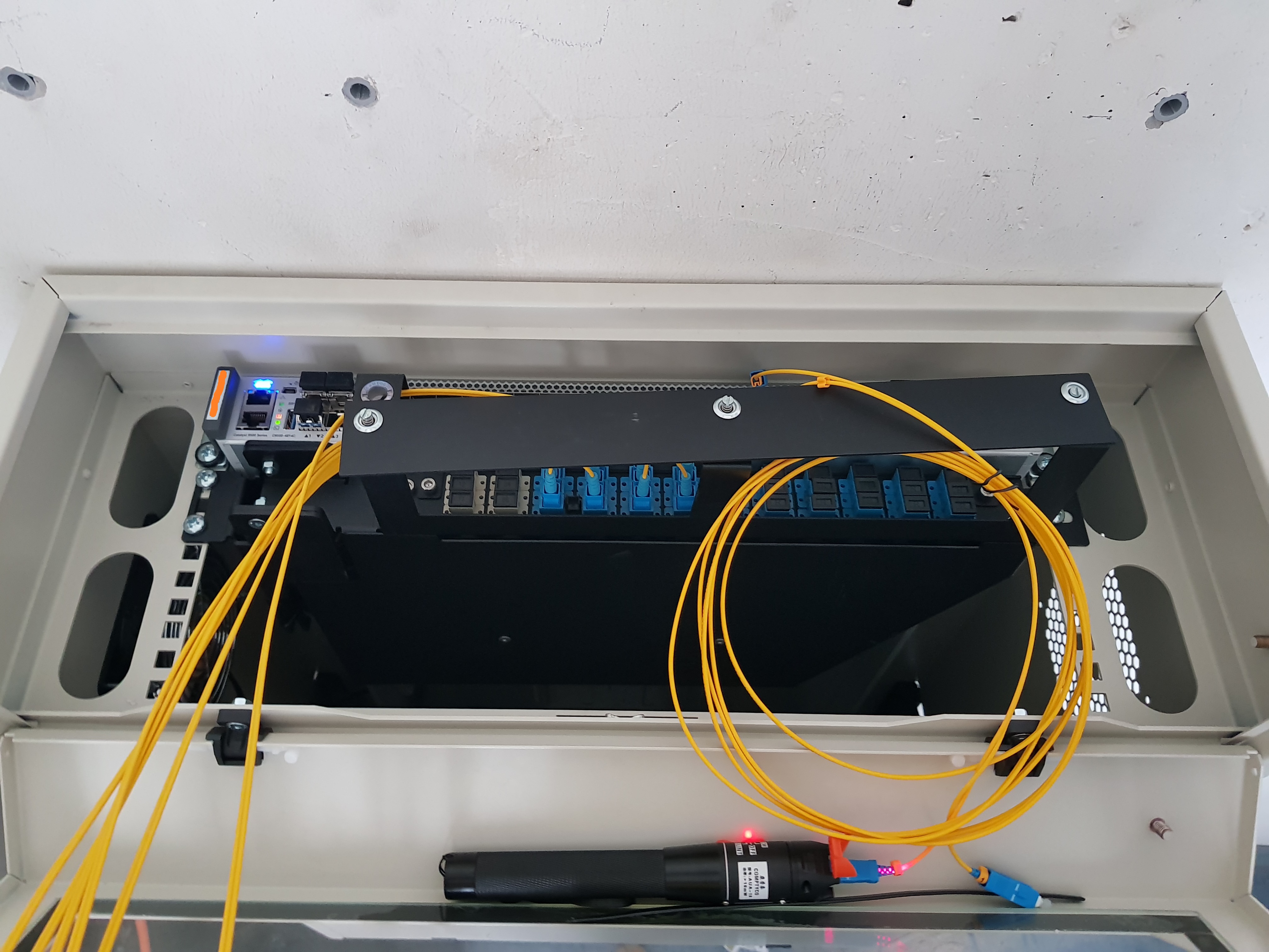 ODF avec switch fibre et fault indicator laser allumé — test visuel après re-fusion ELECOMM infrastructure ferroviaire