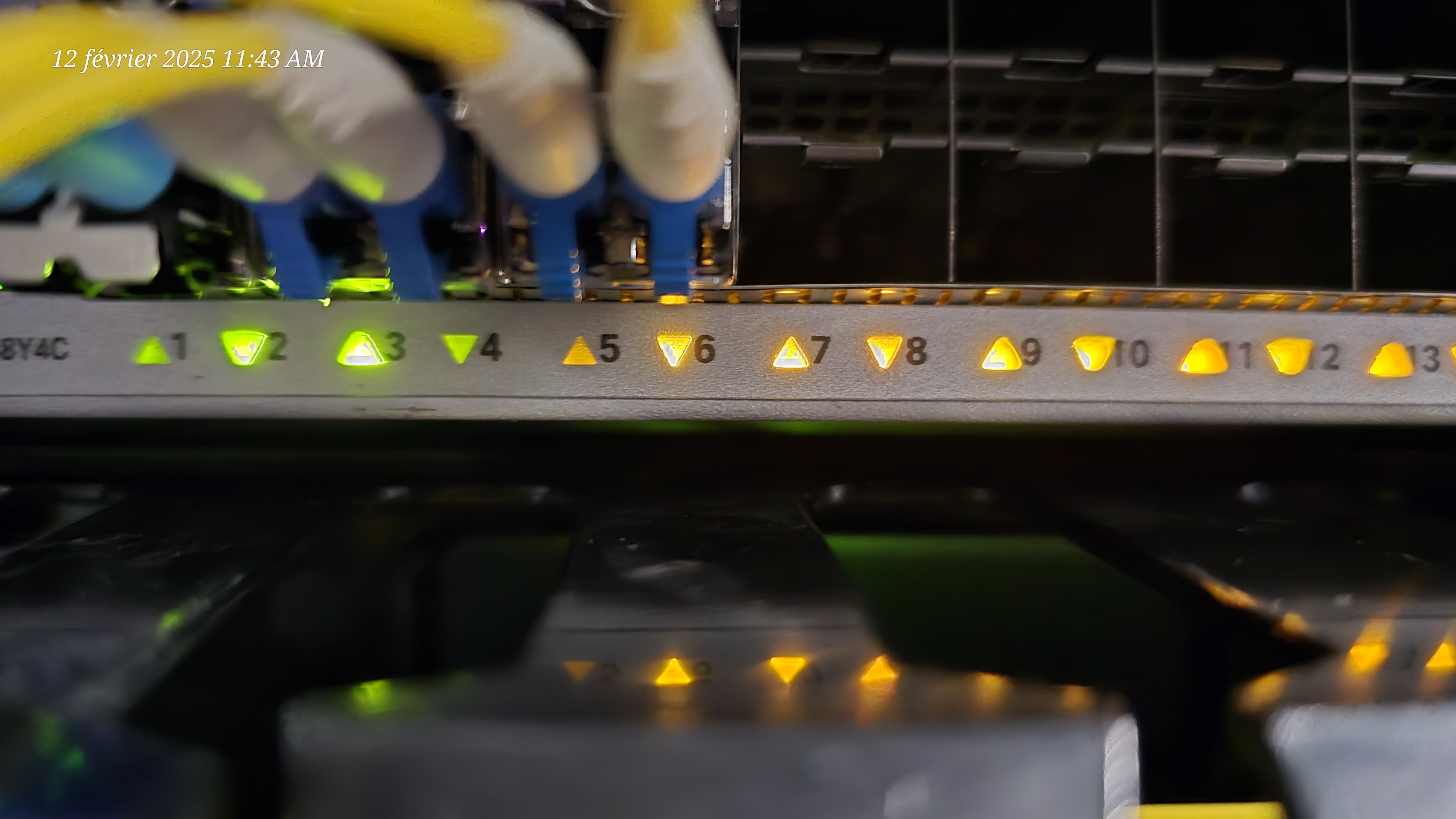 Switch réseau avec LEDs orange sur ports 5 et 6 liens fibre duplex non montés — diagnostic ELECOMM Belgique