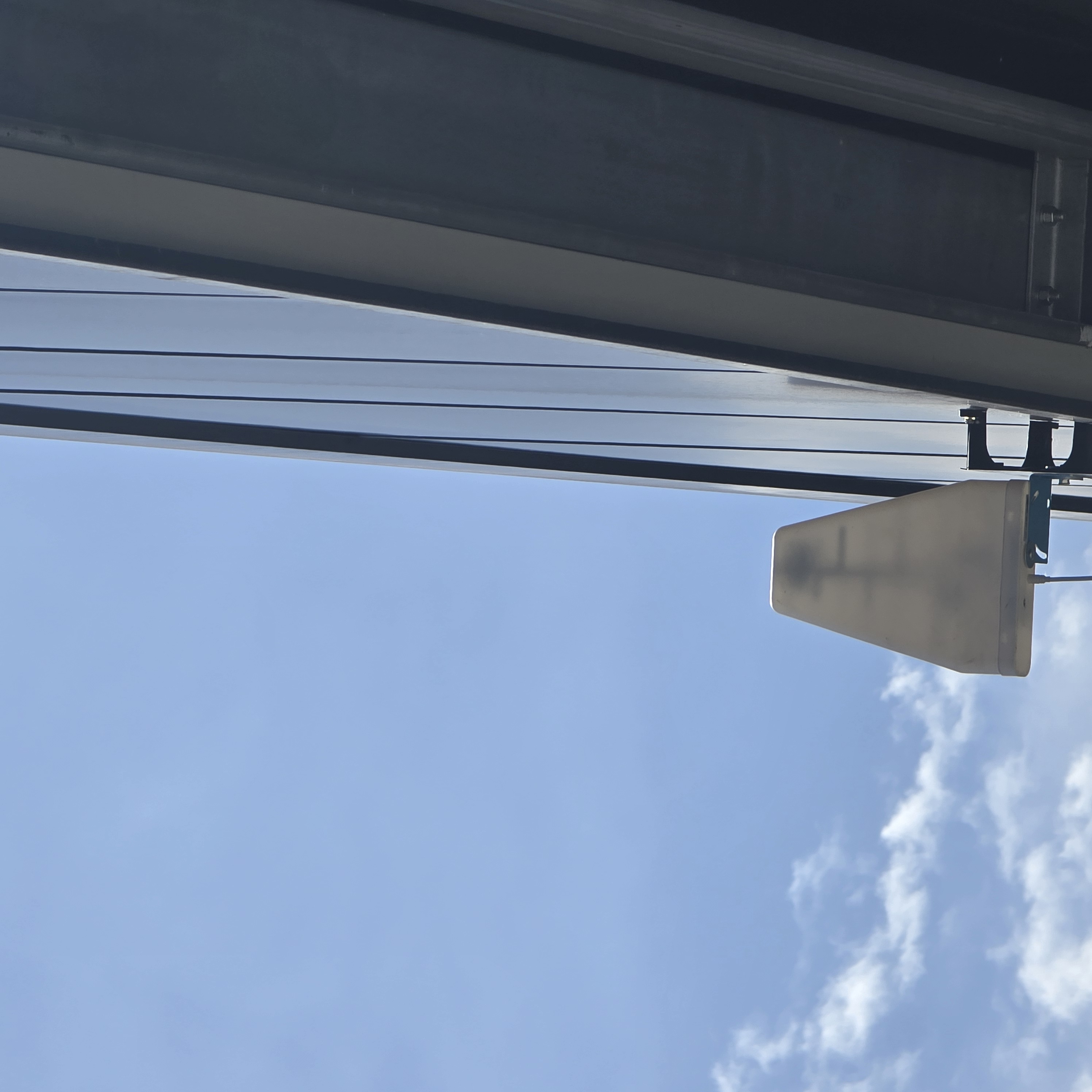 Antenne GSM directionnelle extérieure fixée façade container métallique dépôt Mollem ELECOMM