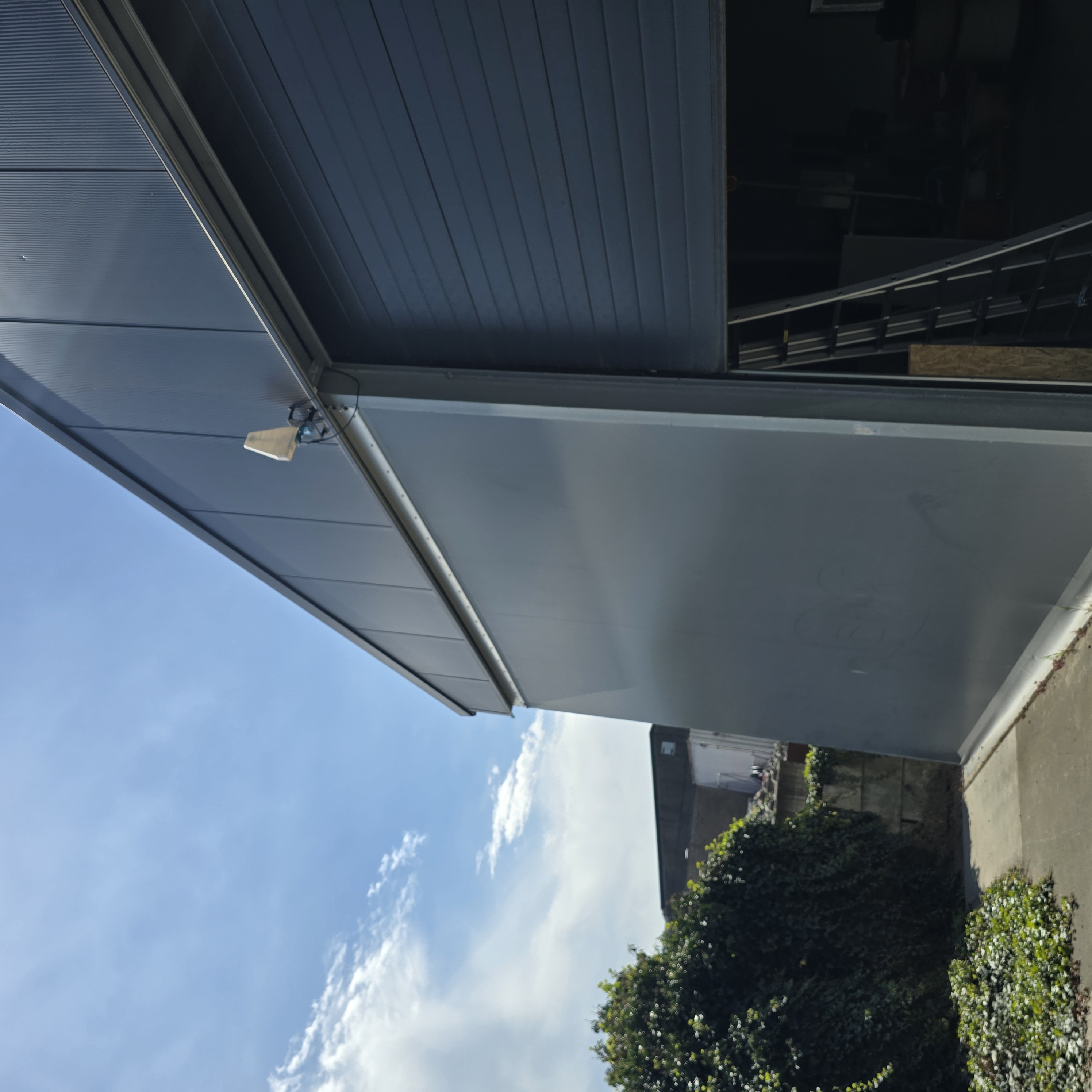 Vue ensemble façade dépôt ELECOMM Mollem avec antenne GSM extérieure installée