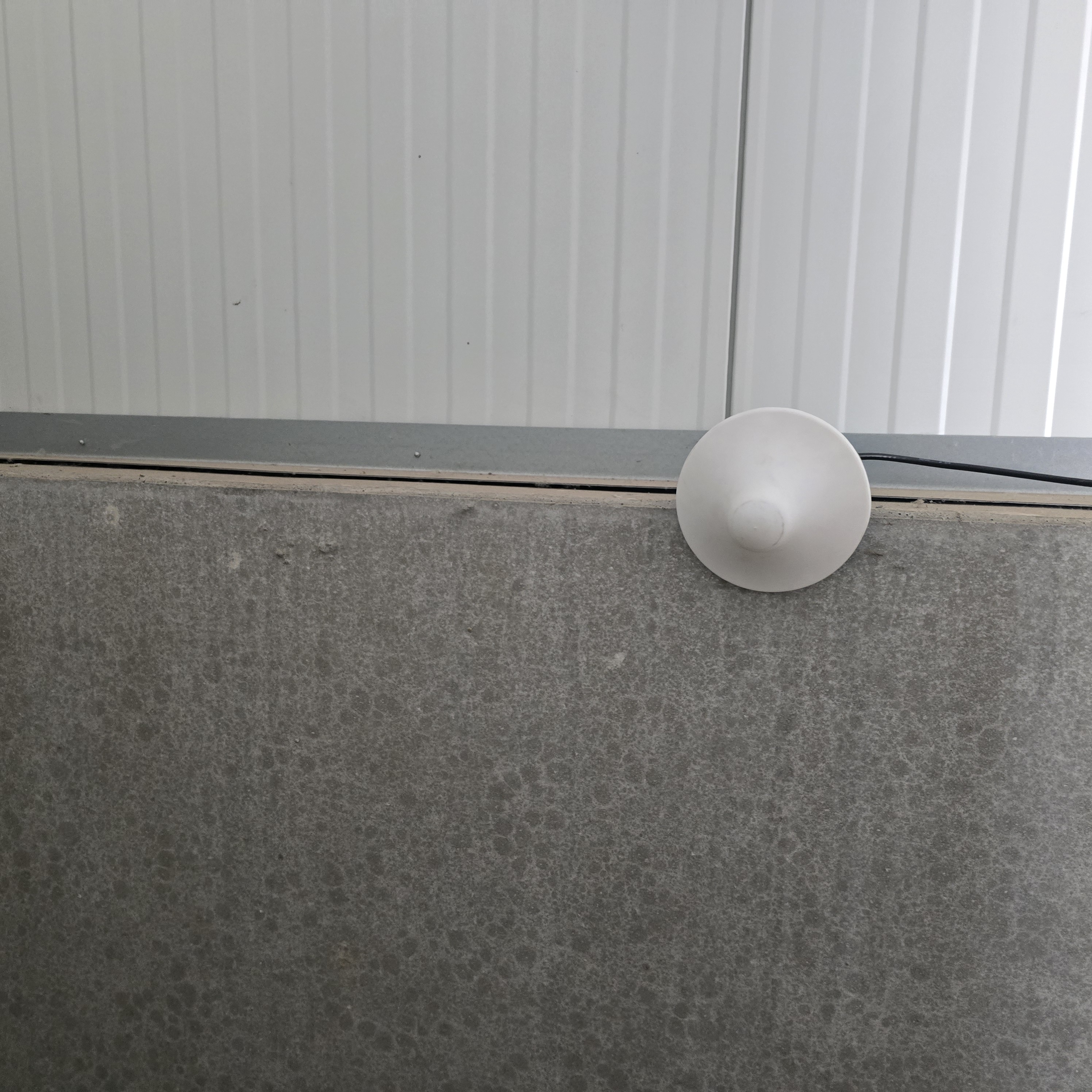 Antenne GSM omnidirectionnelle intérieure dôme installée container métallique dépôt ELECOMM