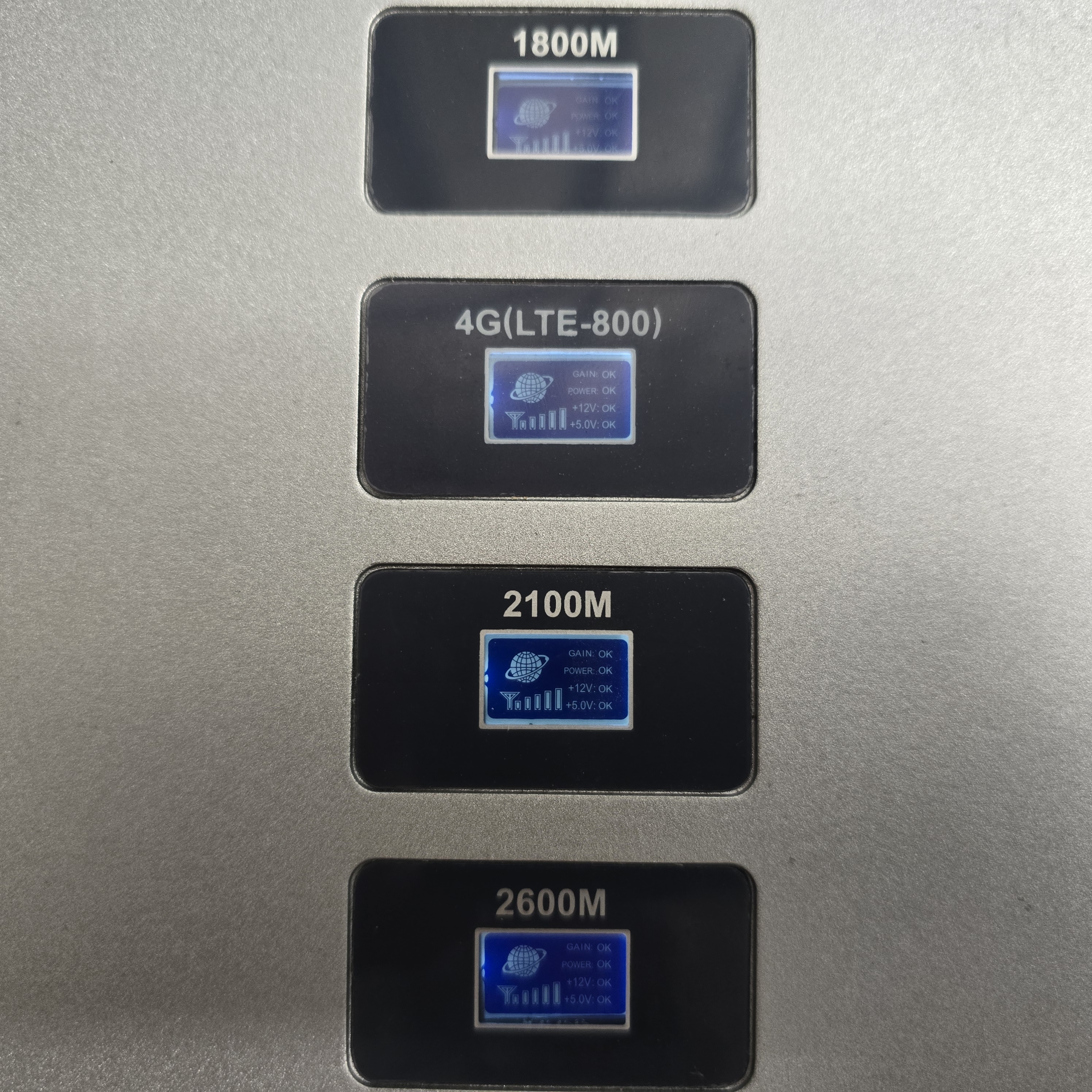 Afficheurs LCD répéteur GSM multi-bandes GAIN OK POWER OK 12V OK — toutes bandes opérationnelles