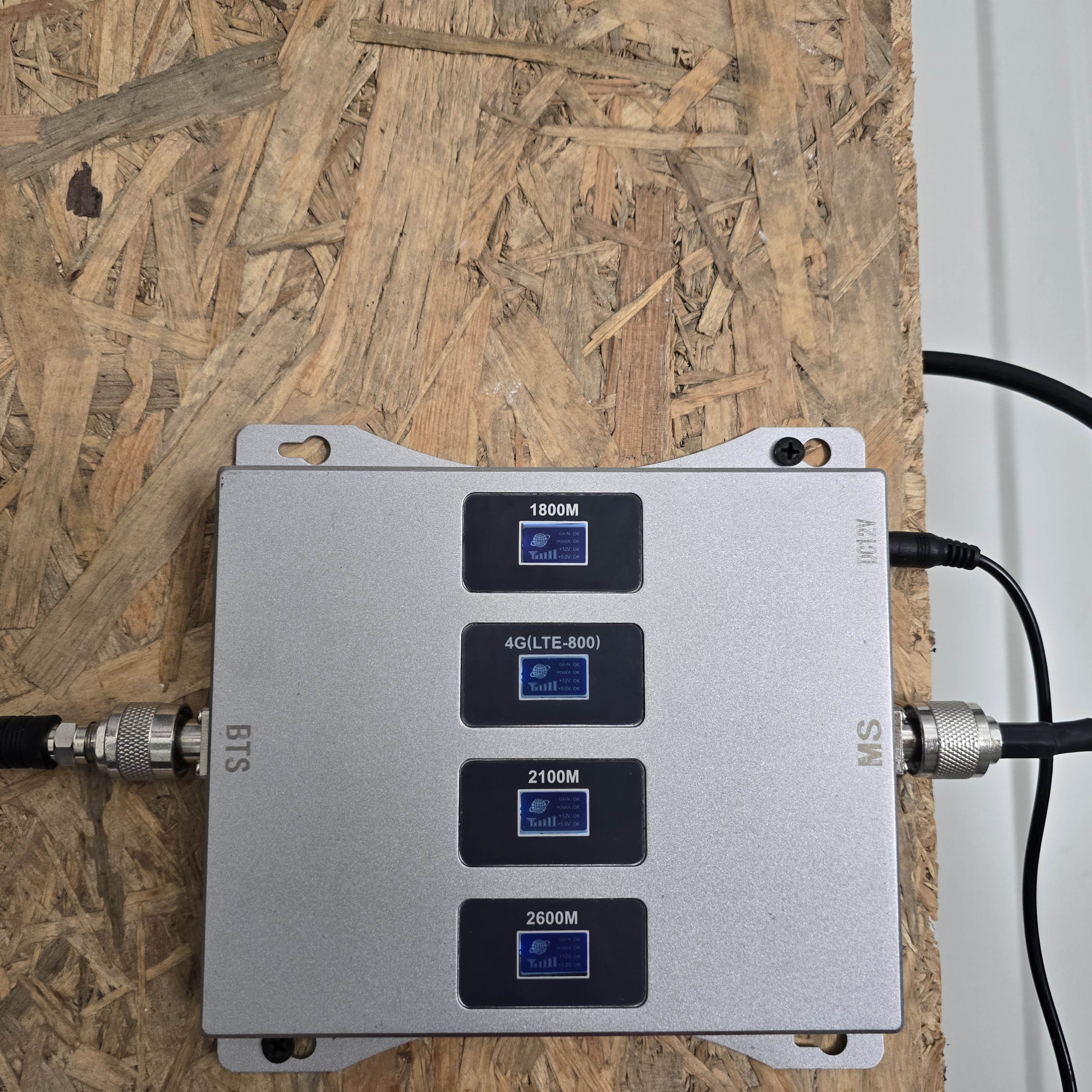 Répéteur GSM multi-bandes 1800M 4G LTE-800 2100M 2600M installé dépôt ELECOMM Mollem