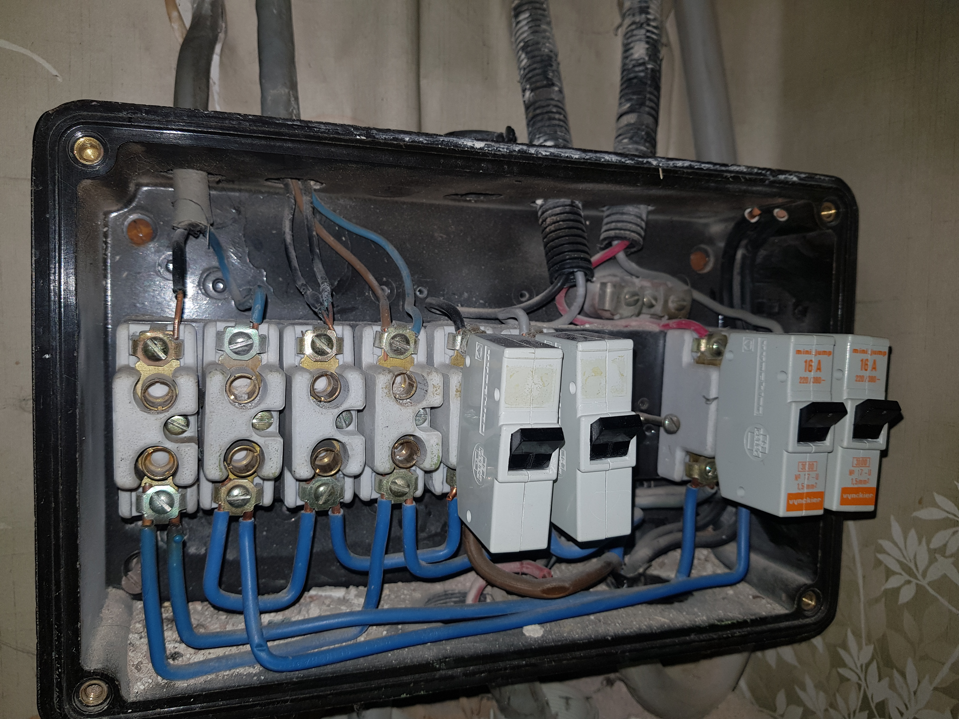 Vieux coffret électrique avec disjoncteurs anciens et câblage non conforme RGIE — électricien Belgique