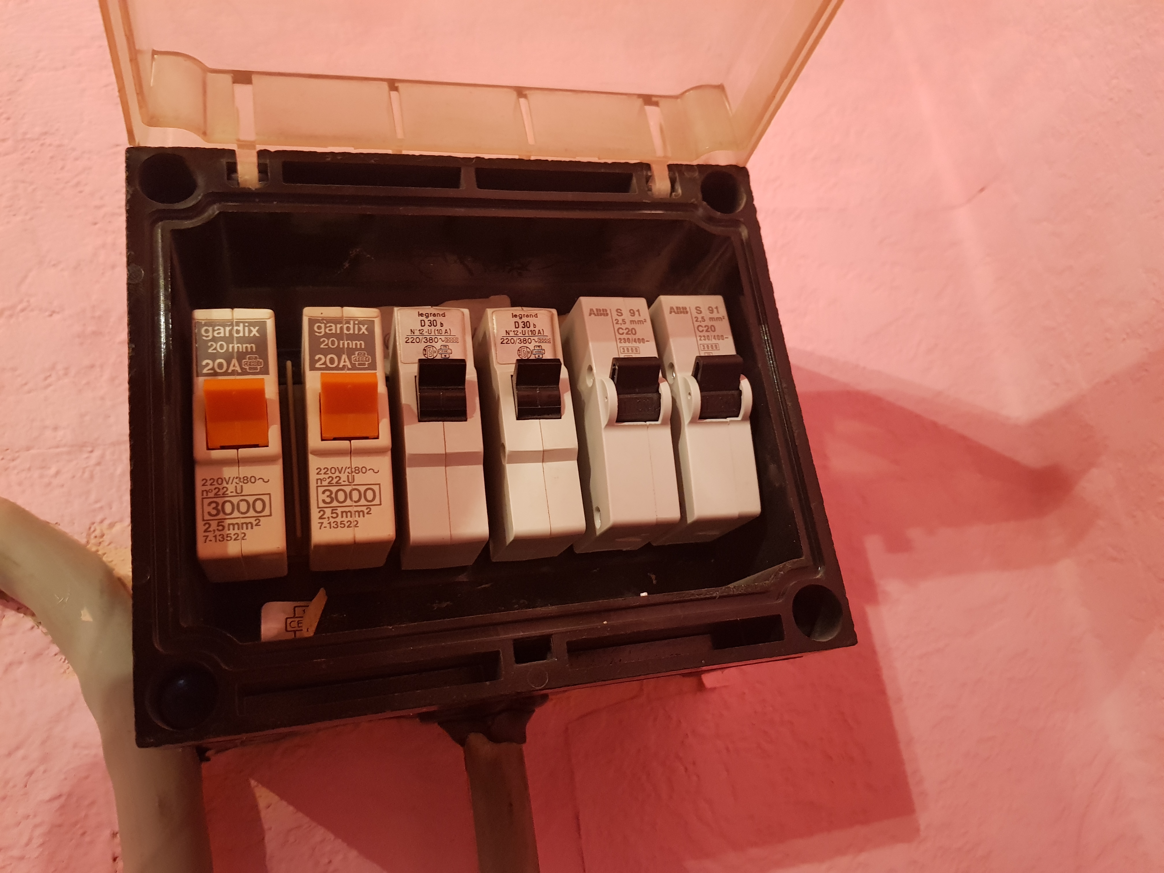 Tableau électrique avec fusibles Gardix 20A et disjoncteurs Legrand anciens — installation vétuste Belgique