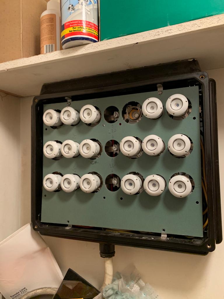 Ancien tableau électrique avec fusibles à vis en porcelaine — installation pré-RGIE Belgique