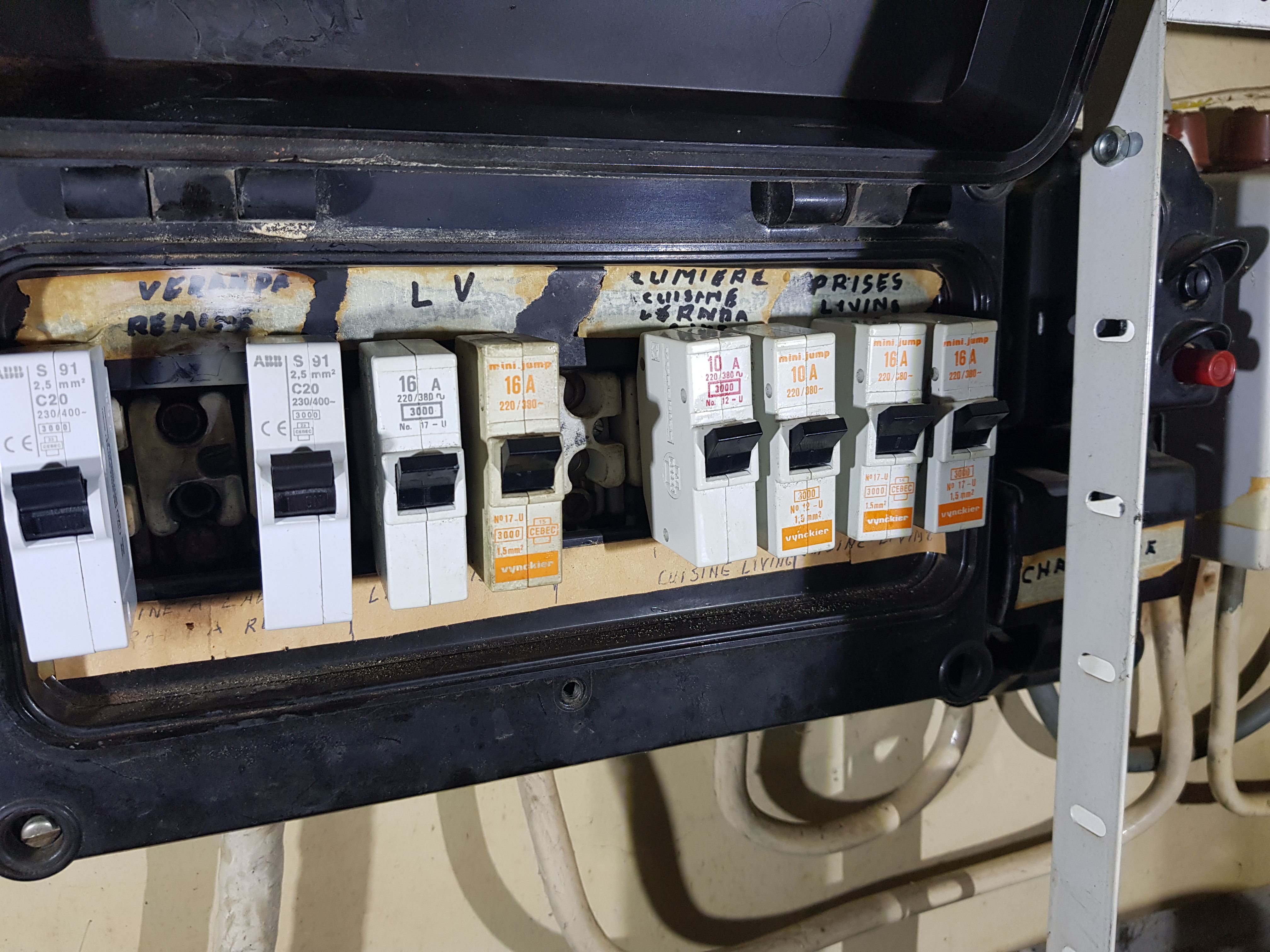 Tableau électrique Vynckier années 80 avec mini-jumps et étiquettes manuscrites — mise en conformité RGIE Belgique